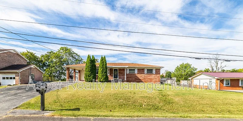 4 bed, 3.0 bath, 1942 sqft, $2,195 — Photo 3