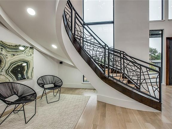 4th image of 6826 Royal Crest Dr
