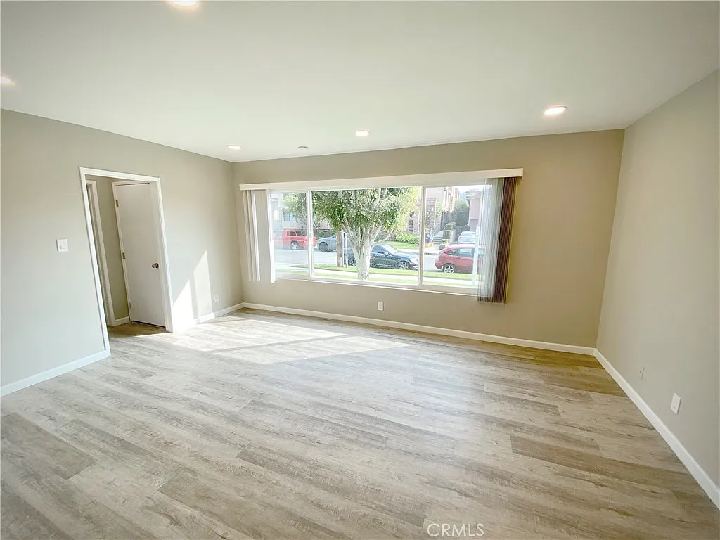 Building Photo - 919 E Acacia Ave #E