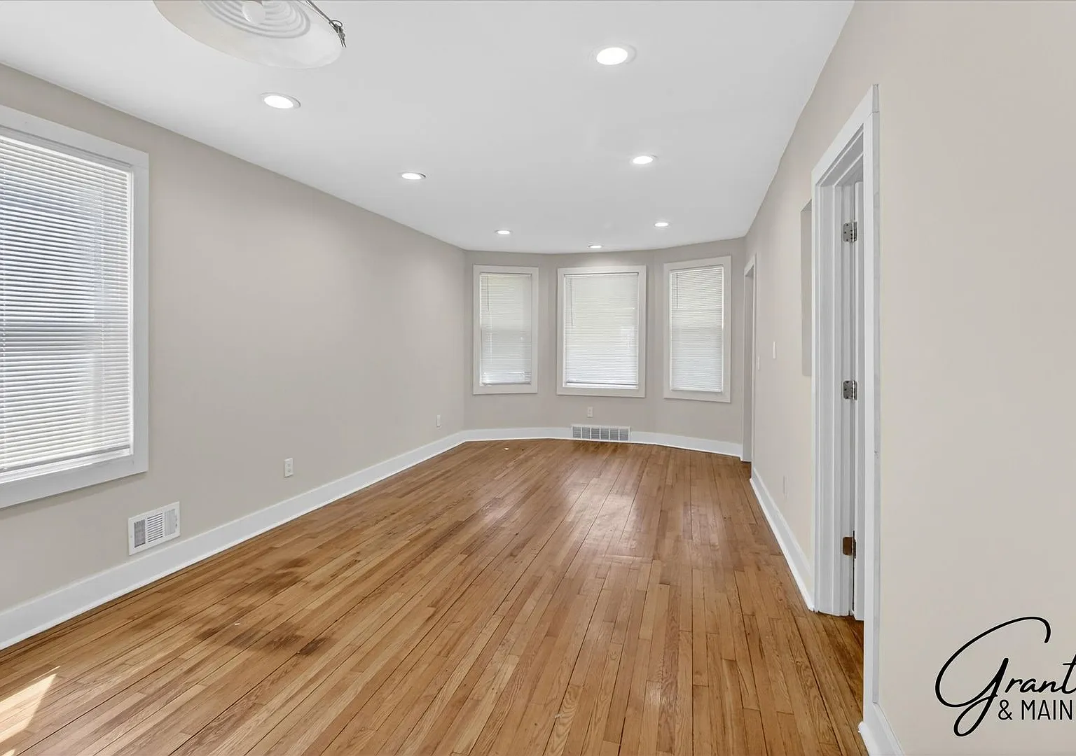 $1,600 - One of a Kind Bungalow in Hamtramck — Photo 3