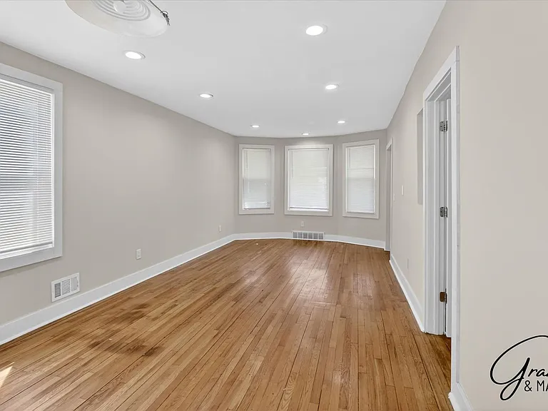 2315 Yemans St — Photo 3