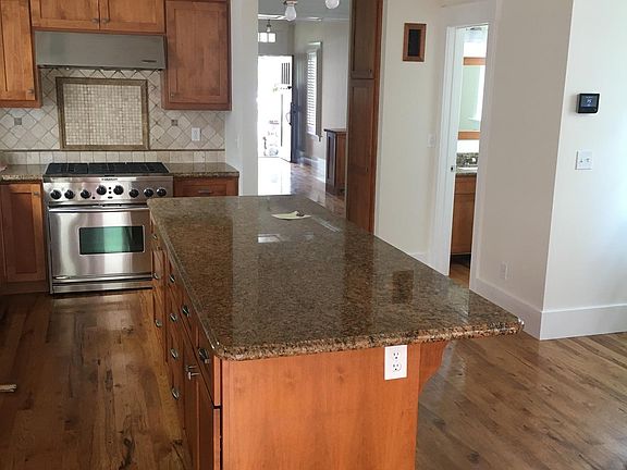 4th image of 553 E Ave