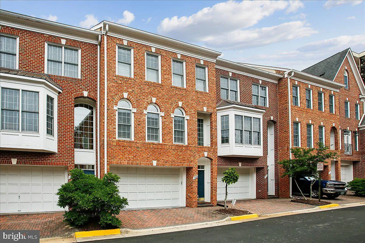 4 bed, 4.5 bath, 3100 sqft, $5,800 — Photo 2