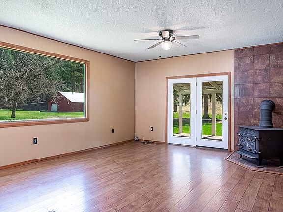 5th image of 33359 Terrace Lake Rd