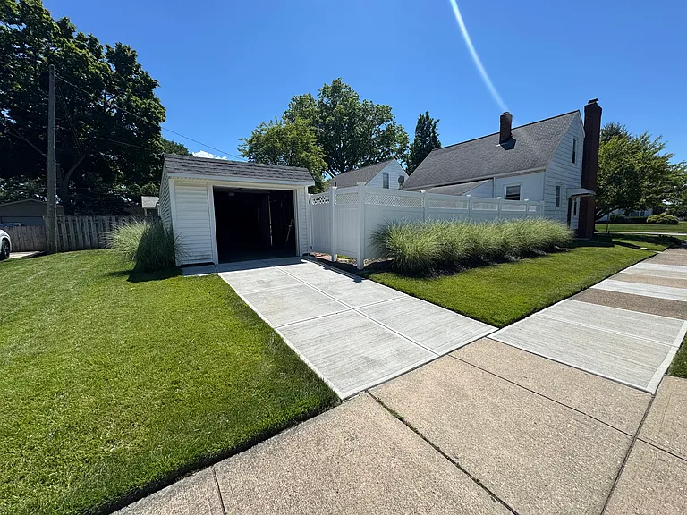 2057 Hampton Rd — Photo 3