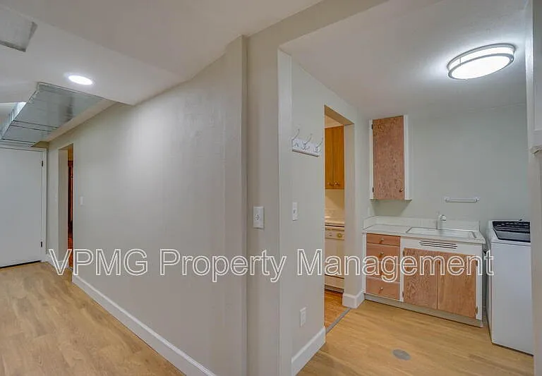2218 E 18th St #B — Photo 8