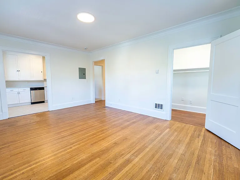 The Roy Vue Apartments — Photo 6