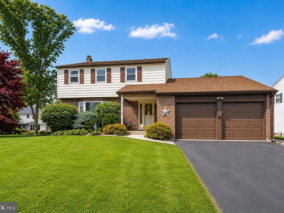 1st image of 555 Elliott Dr