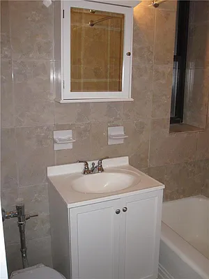 Rented by Siderow Residential Group | media 6