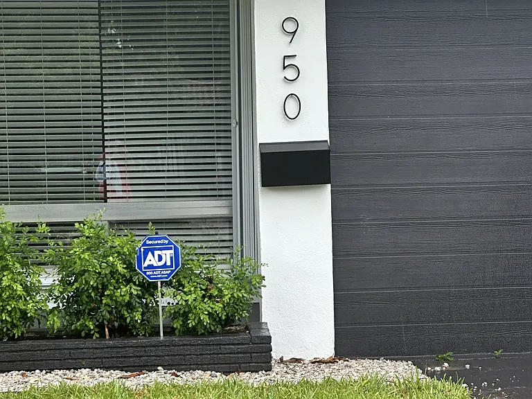 950 E Dayton Cir — Photo 2