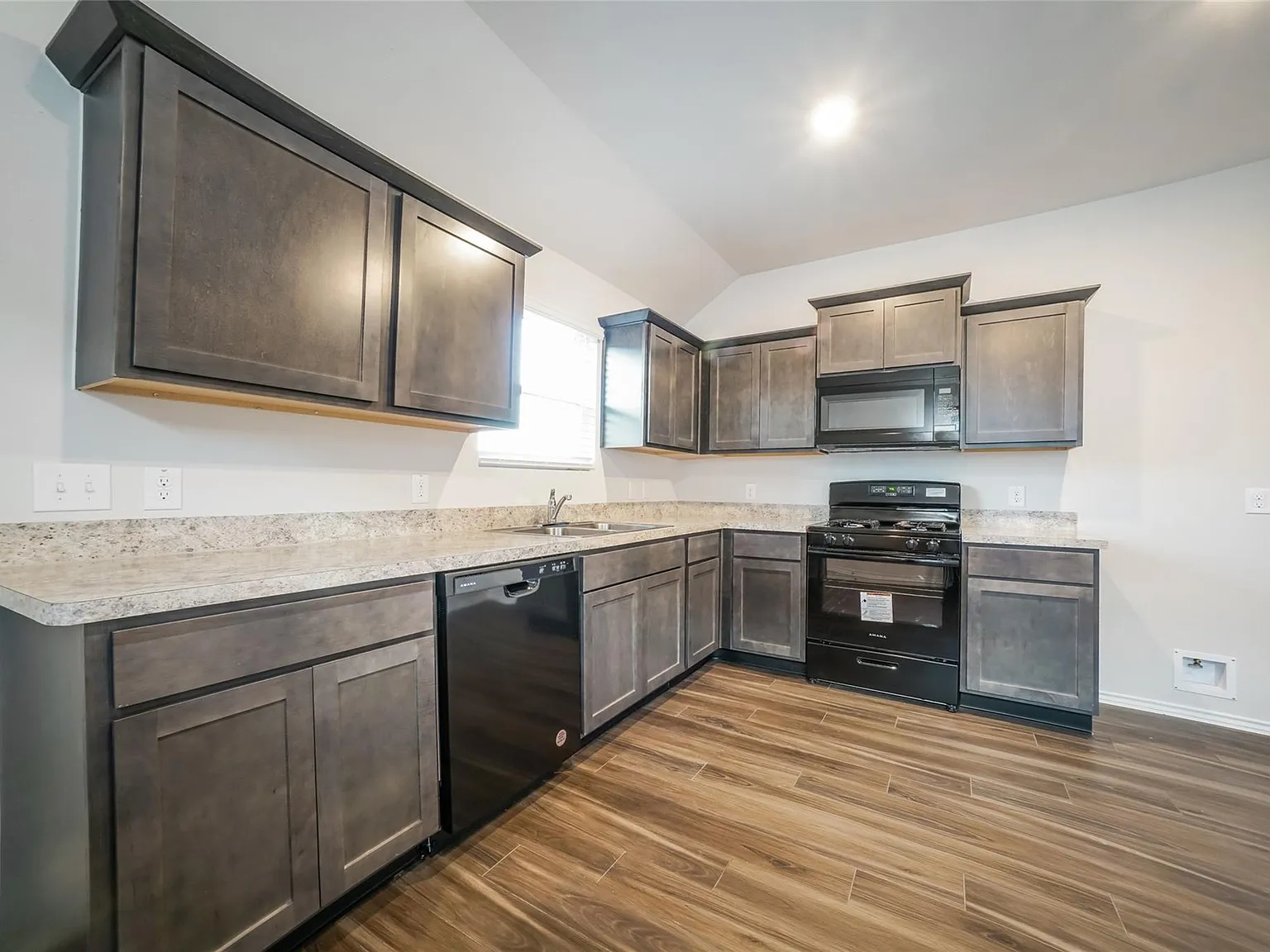 3 bed, 2.0 bath, 1398 sqft, $1,655 — Photo 2