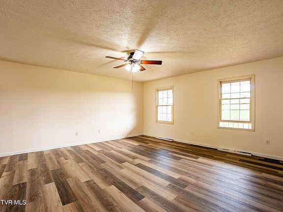 3rd image of 439 Austin Cir