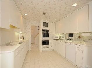 25 Marsulin Dr, Syosset, NY 11791