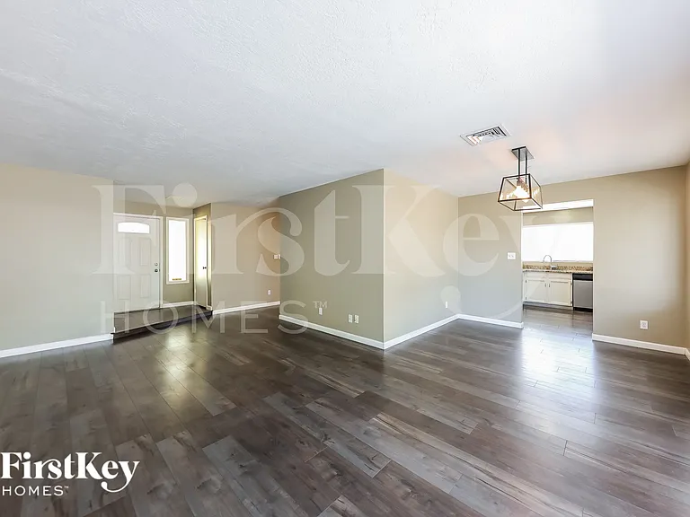 2915 W Danbury Dr — Photo 3