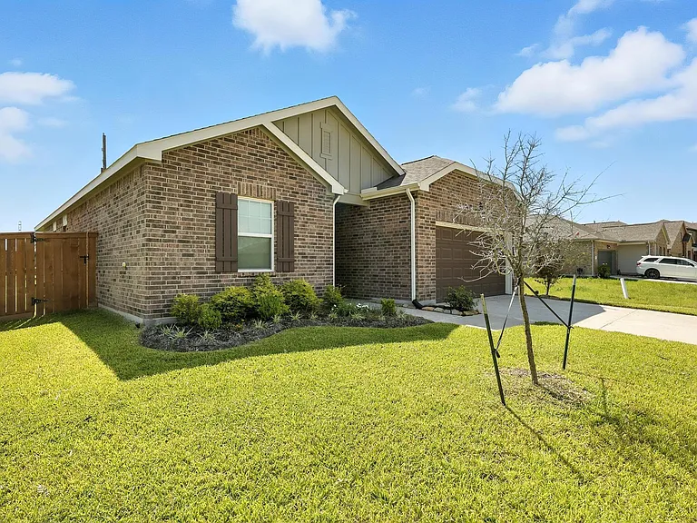 5830 Capri Forest Dr — Photo 2