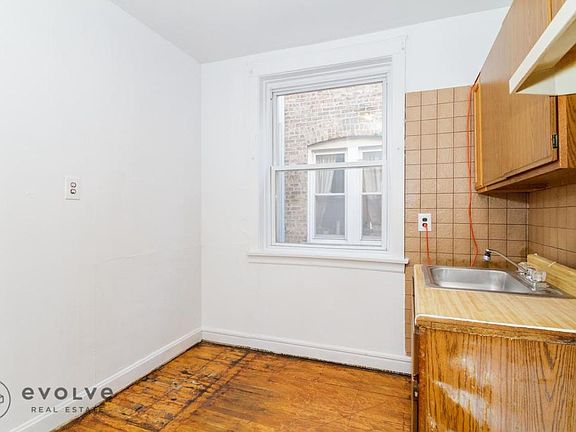 2nd image of 3008 N Whipple St