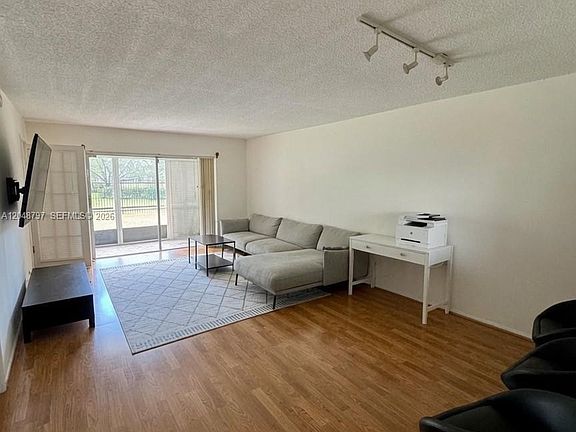 3rd image of 950 Hillcrest Dr APT 109