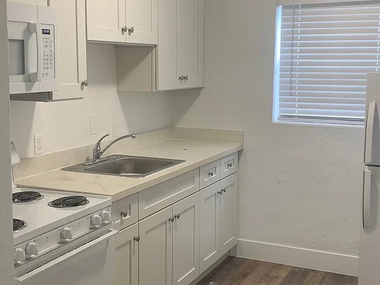 1821 Thomas St — Photo 3