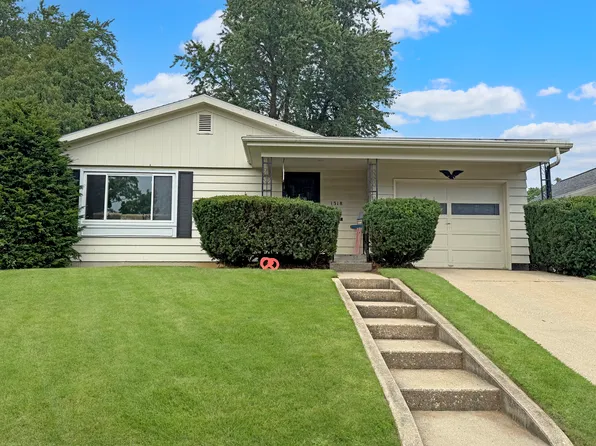 1318 W American St, Freeport, IL 61032