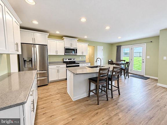 3rd image of 18 McIntosh Ln