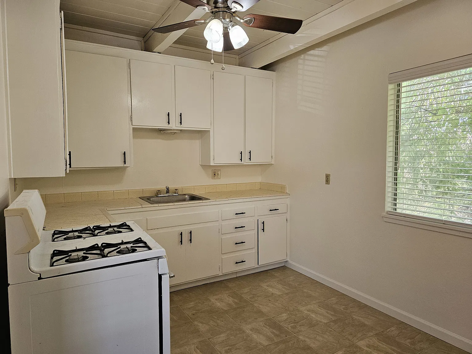3 bed, 1095 sqft, $825 — Photo 3