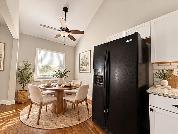 3rd image of 621 E Spring Ave