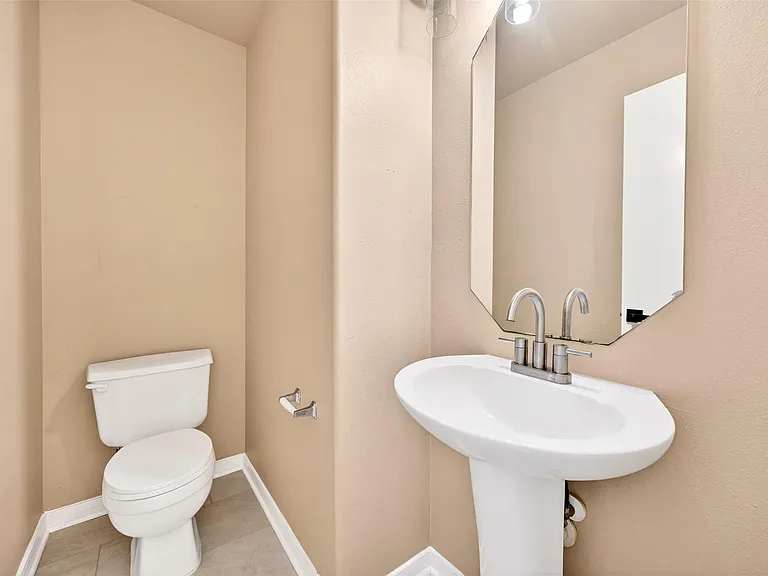 15014 Middle Oaks Blvd — Photo 20