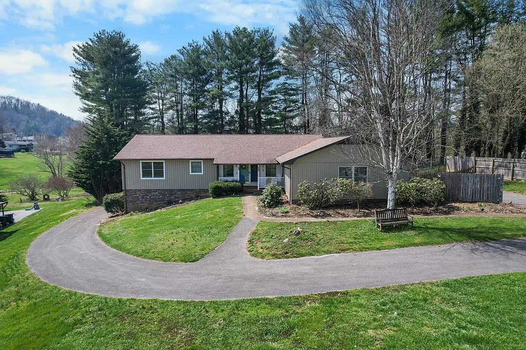823 Birdie Dr photo 1