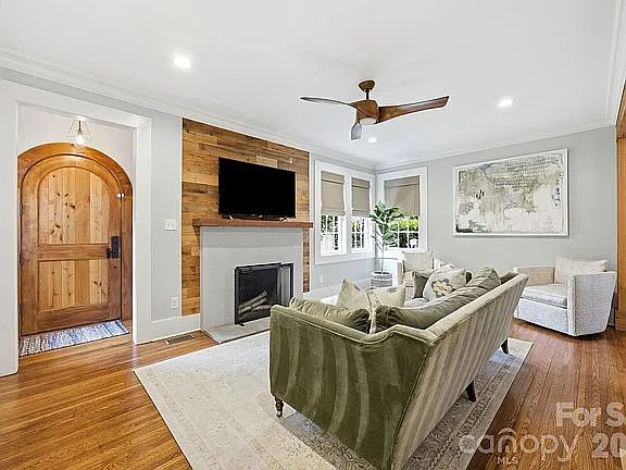 3 bed, 1881 sqft, $4,425 — Photo 3