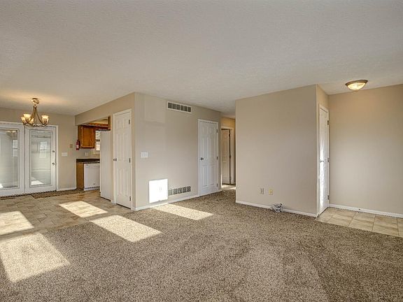 5th image of 159 Jacqueline Dr