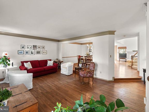 4th image of 10960 Bloomingdale Dr
