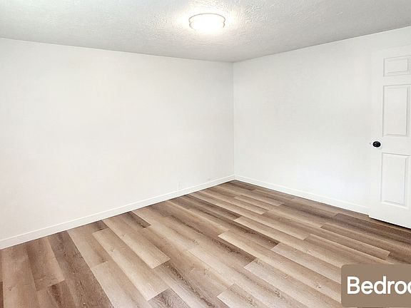 4th image of 715 E Parker Ln #4