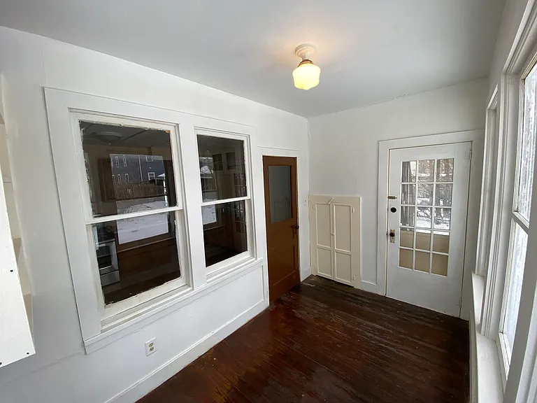 8 Thompson St — Photo 33