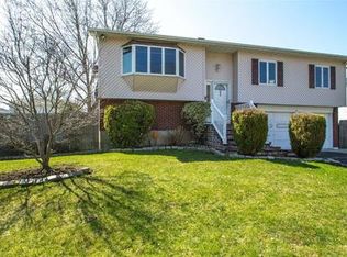 10 Geiger Pl, Deer Park, NY 11729