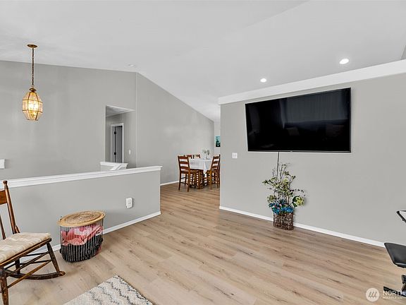 5th image of 16420 18th Avenue E