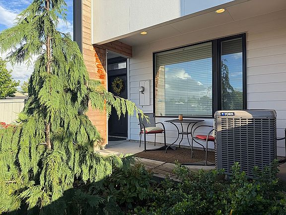 5th image of 12049 SE 5th St
