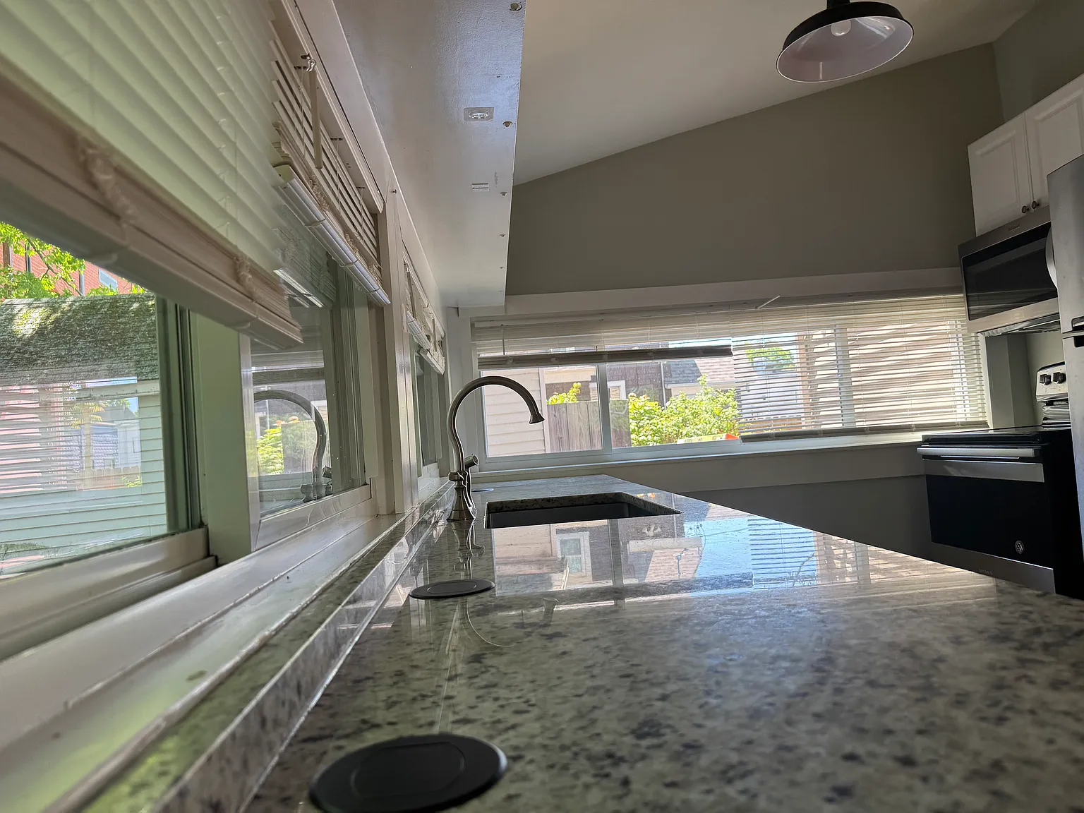 3 bed, 1.5 bath, 1045 sqft, $3,795 — Photo 4