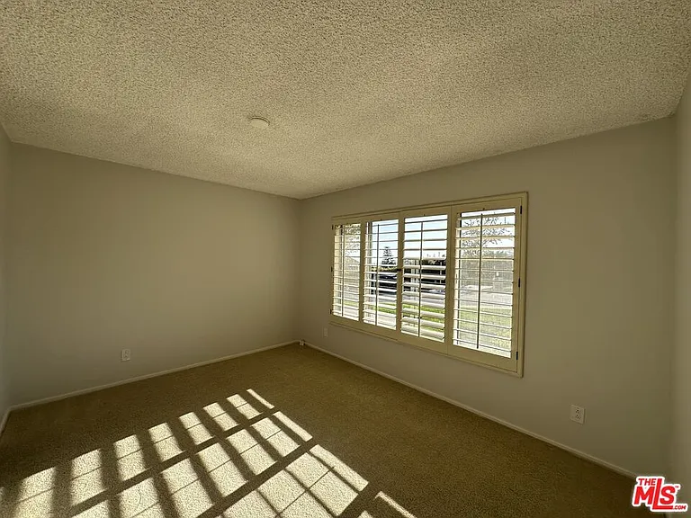 1212 Roberto Ln — Photo 10