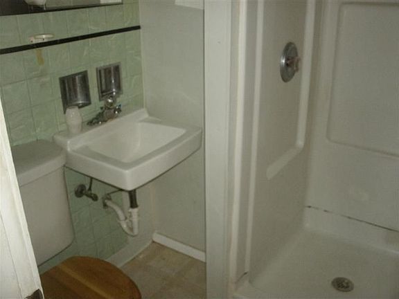 5th image of 644 Syracuse Ave