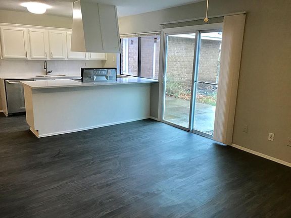 3rd image of 305 Boxwood Dr