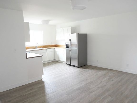 3rd image of 923 1/2 W 41st Dr