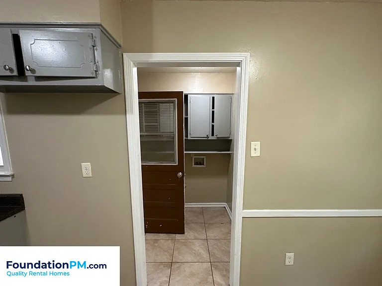 2574 Saint Elmo Ave — Photo 5