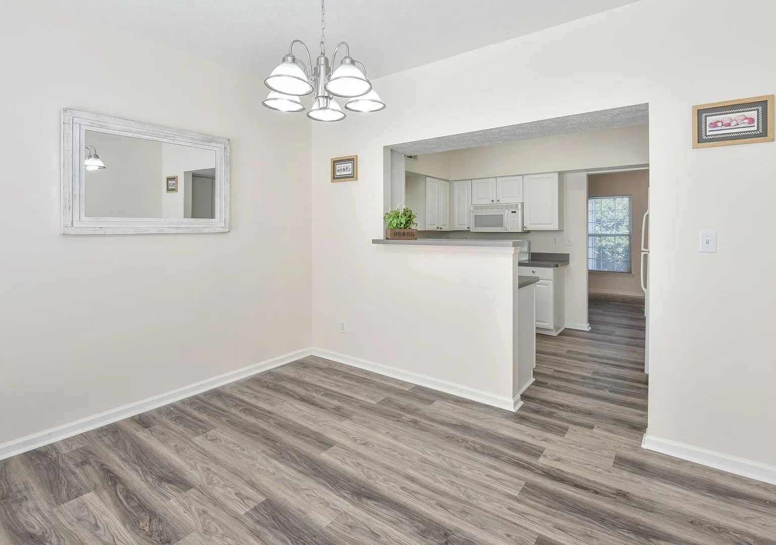 Bright and Spacious 3 Bedroom 2.5 Townhome Available in Williamsburg! — Photo 4