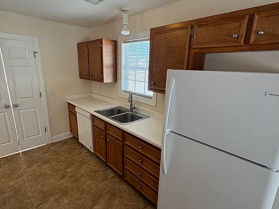 3rd image of 419 Branchwood Dr