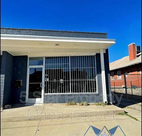 1909 E Yandell Dr #1913 — Photo 2