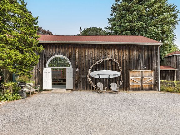 3rd image of 464 Old Stone Hwy