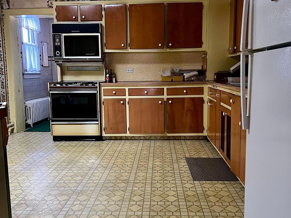 2nd image of 438 Adeline St