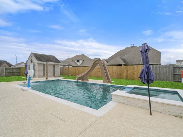 14031 Hawthorne Cir, Mont Belvieu, TX 77523