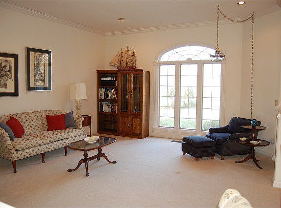 4th image of 55 Astoria Ct