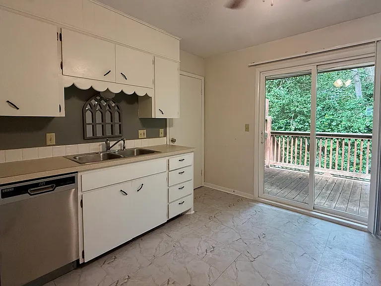 1005 Osborne St — Photo 6